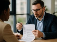 um recrutador analisando atentamente o currículo de um candidato em um ambiente de escritório moderno, com iluminação natural e expressão séria, transmitindo foco e profissionalismo